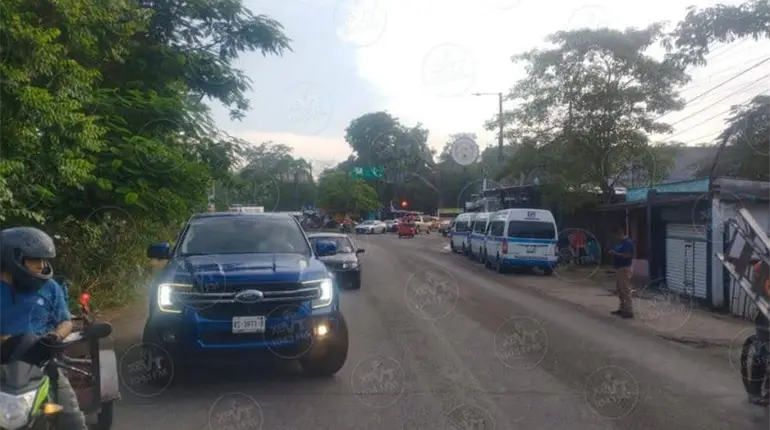 Padres de familia realizan bloqueo en los límites de Tabasco y Chiapas en demanda de una techumbre para Telesecundaria
