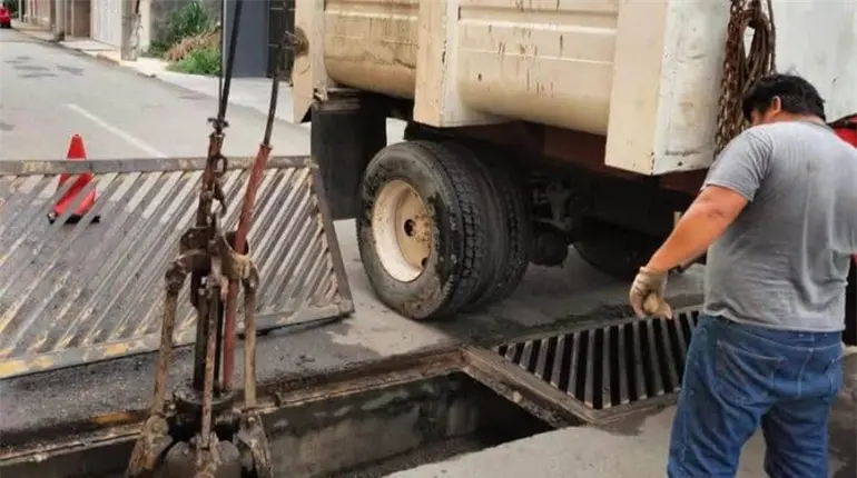 Presume Osuna que han desazolvado 540 km de tuber&iacute;as de drenaje en Villahermosa durante 2026