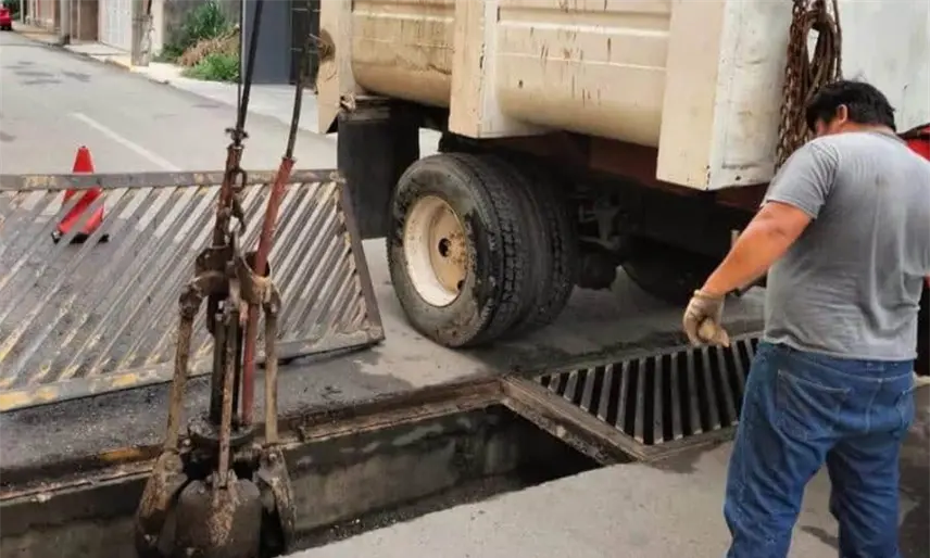 Presume Osuna que han desazolvado 540 km de tuberías de drenaje en Villahermosa durante 2026