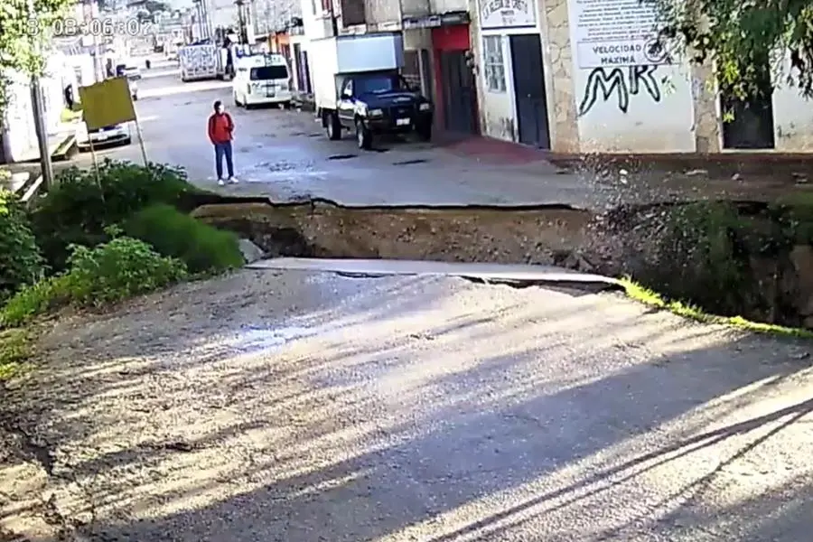 Hombre se salva de caer durante el desplome de un puente en San Cristóbal de las Casas