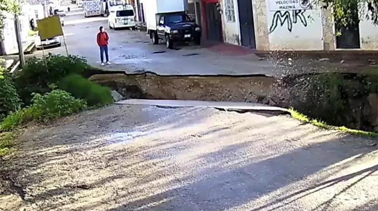 Hombre se salva de caer durante el desplome de un puente en San Cristóbal de las Casas