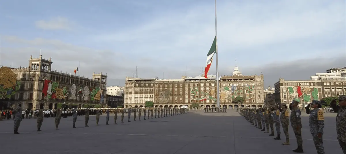 Recuerda Sheinbaum a víctimas de los sismos de 1985 y 2017 con izamiento de Bandera en el Zócalo