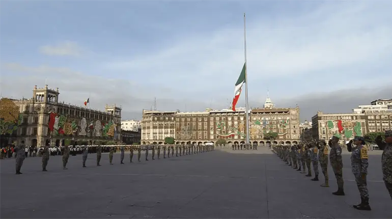 Recuerda Sheinbaum a víctimas de los sismos de 1985 y 2017 con izamiento de Bandera en el Zócalo