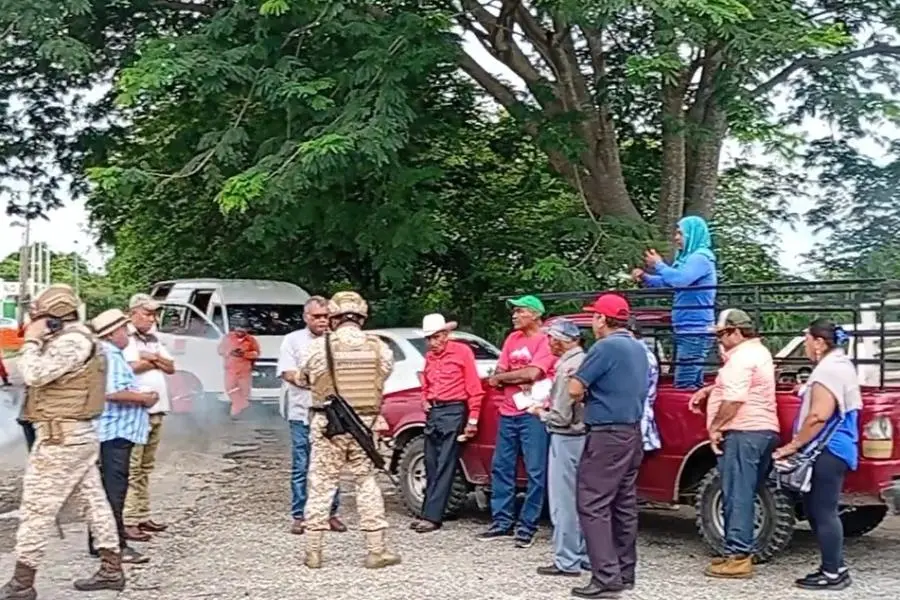 Campesinos bloquean acceso a complejo en Ciudad Pemex