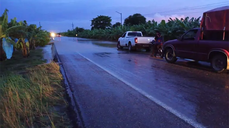Se forma vado en la Villahermosa-Teapa tras fuertes lluvias