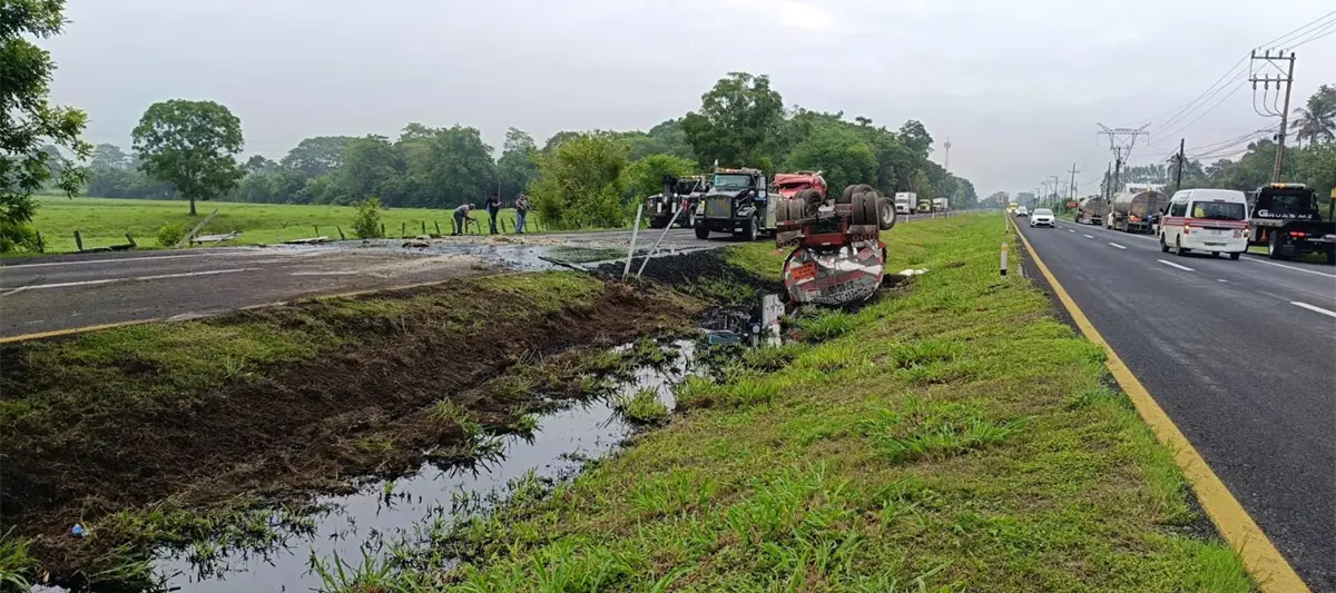 Vuelca pipa con combustóleo en la carretera Villahermosa –Cárdenas