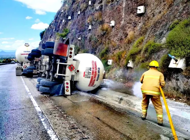 Vuelca otra pipa con gas LP, ahora en autopista de Hidalgo