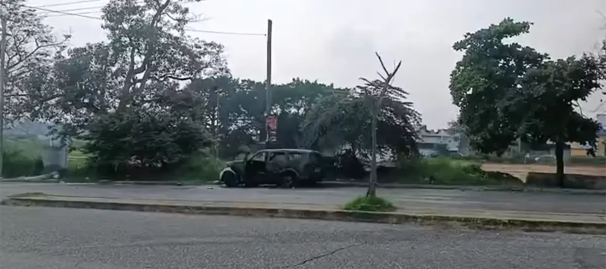 Queman un carro, tiran "ponchallantas" y dejan mensaje a Sheinbaum en su visita a Tabasco