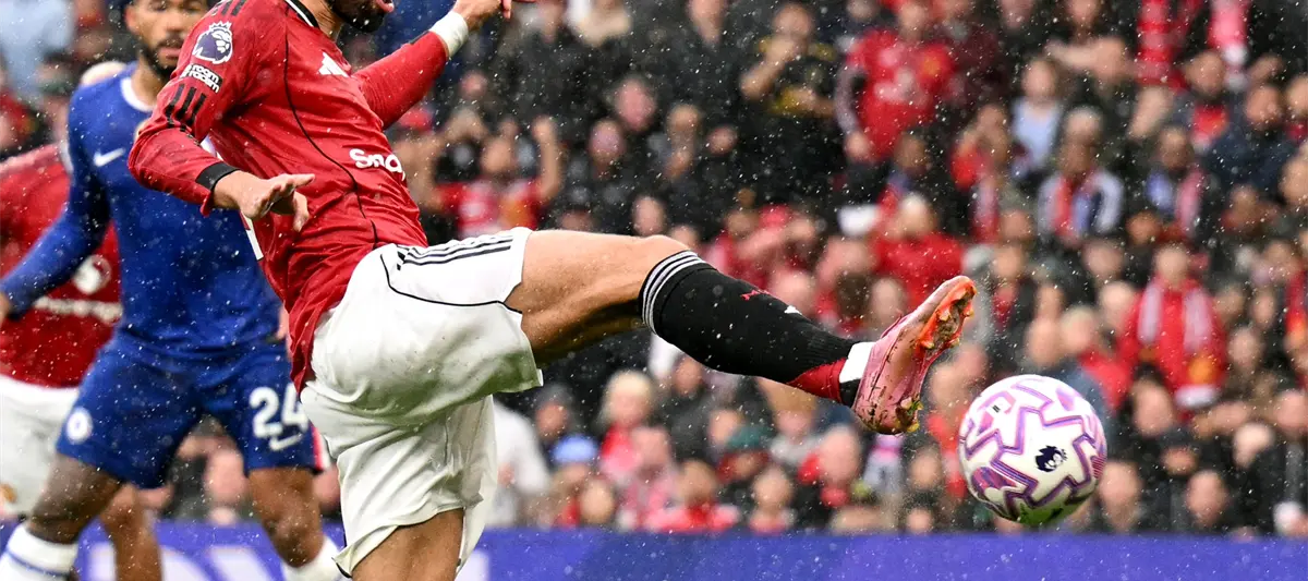 Manchester United le gana al Chelsea, que jugó con diez desde el 5´