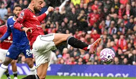 Manchester United le gana al Chelsea, que jugó con diez desde el 5´