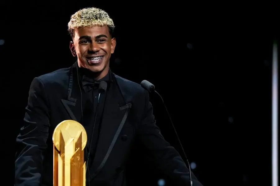 Otorgan el trofeo Kopa del Balon de Oro a Lamine Yamal