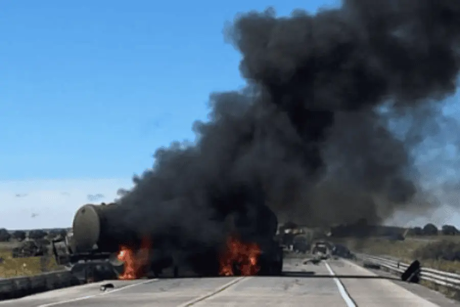 ¡Una más! Vuelca pipa y explota en carretera de Jalisco