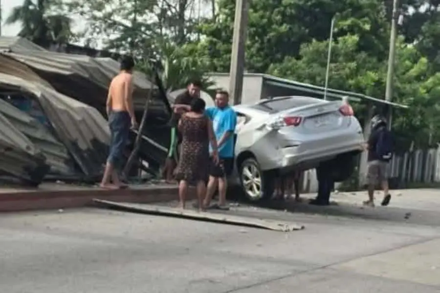 Mujer pierde el control y choca contra pozolería en Paraíso