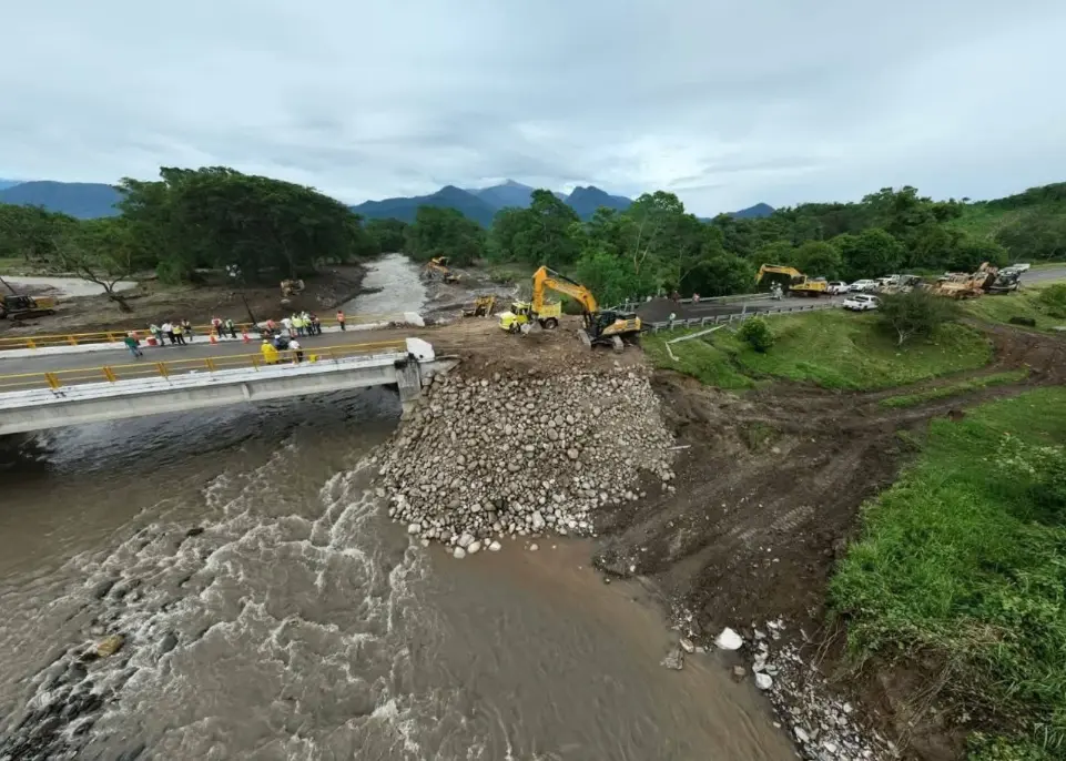 Reactivan paso en la Costera con puente provisional en Chiapas, tras fuertes lluvias