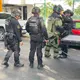 Motociclista se pasa semáforo rojo y es impactado por combi en Villahermosa