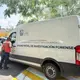 Motociclista se pasa semáforo rojo y es impactado por combi en Villahermosa