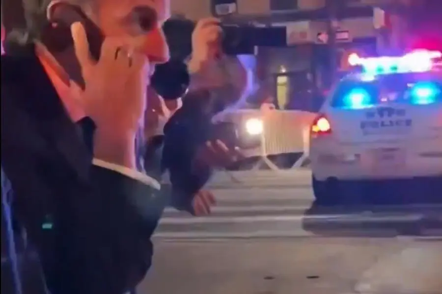 Policía de Nueva York detiene coche de Macron durante caravana de Trump y le llama: Adivina qué, me detuvieron