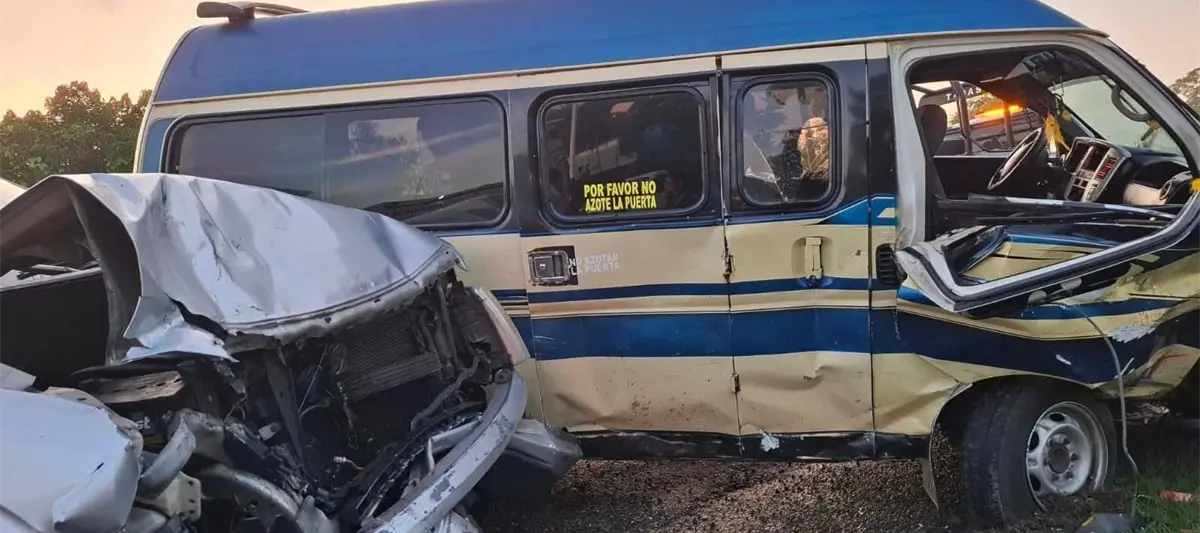 Combi hace cruce prohibido y choca con camioneta en la carretera Cunduacán –La Isla