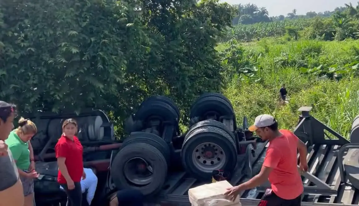 Rapiñan pollos congelados de tráiler que volcó en la Cárdenas-Villahermosa