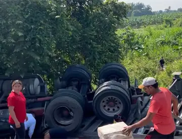 Rapiñan pollos congelados de tráiler que volcó en la Cárdenas-Villahermosa