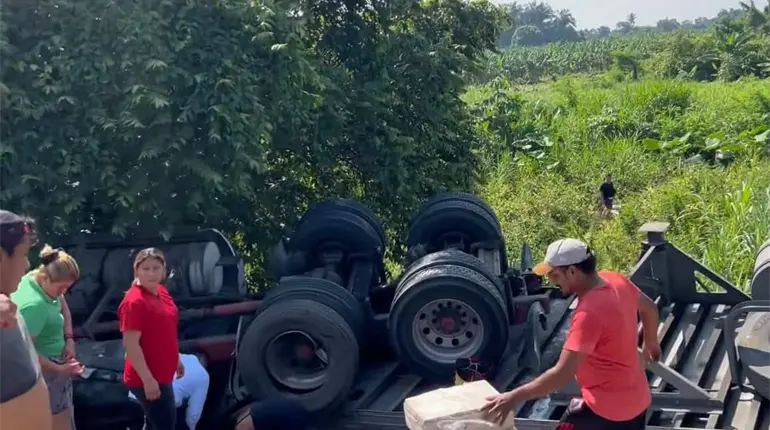 Rapiñan pollos congelados de tráiler que volcó en la Cárdenas-Villahermosa
