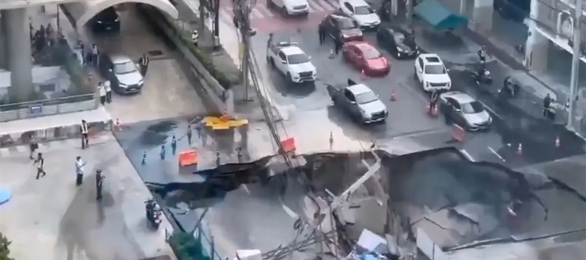 Se abre socavón de 50 metros de profundidad en Bangkok; afecta vehículos, postes y edificios