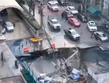 Se abre socavón de 50 metros de profundidad en Bangkok; afecta vehículos, postes y edificios