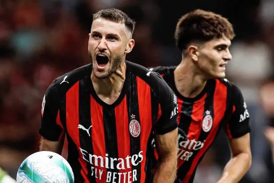 Santi Giménez marca su primer gol de la temporada en victoria del Milán en Coppa Italia