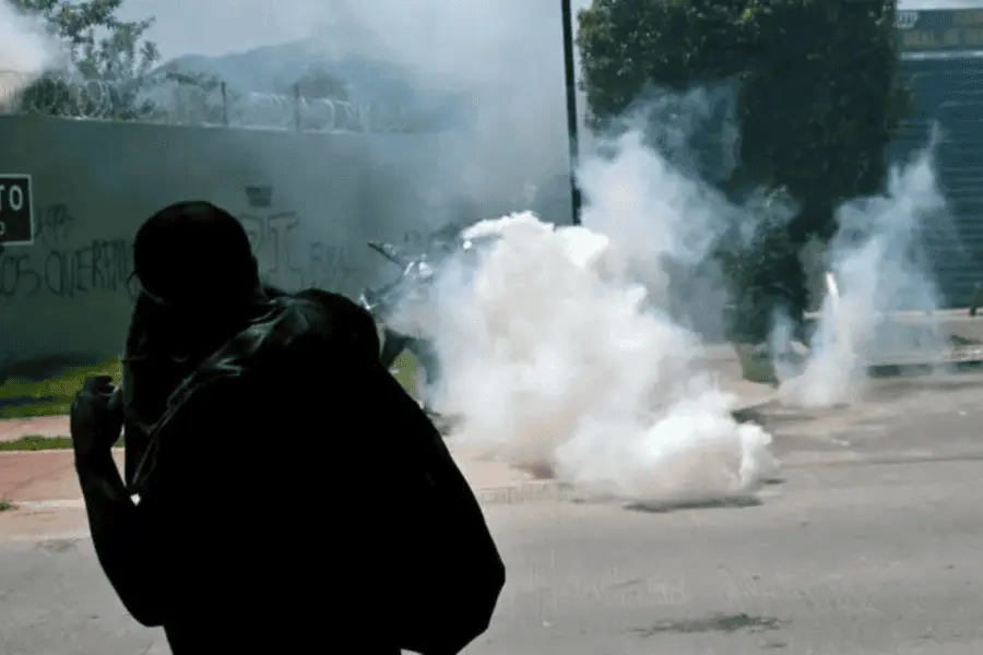 Normalistas atacan instalaciones militares en Iguala, Guerrero