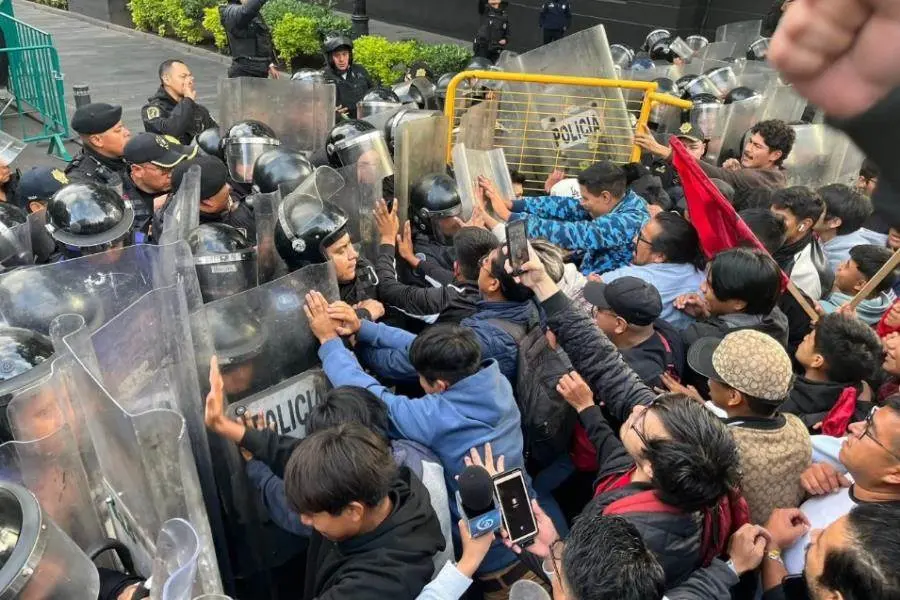 Granaderos de CDMX encapsulan a estudiantes de Oaxaca afuera de Palacio Nacional