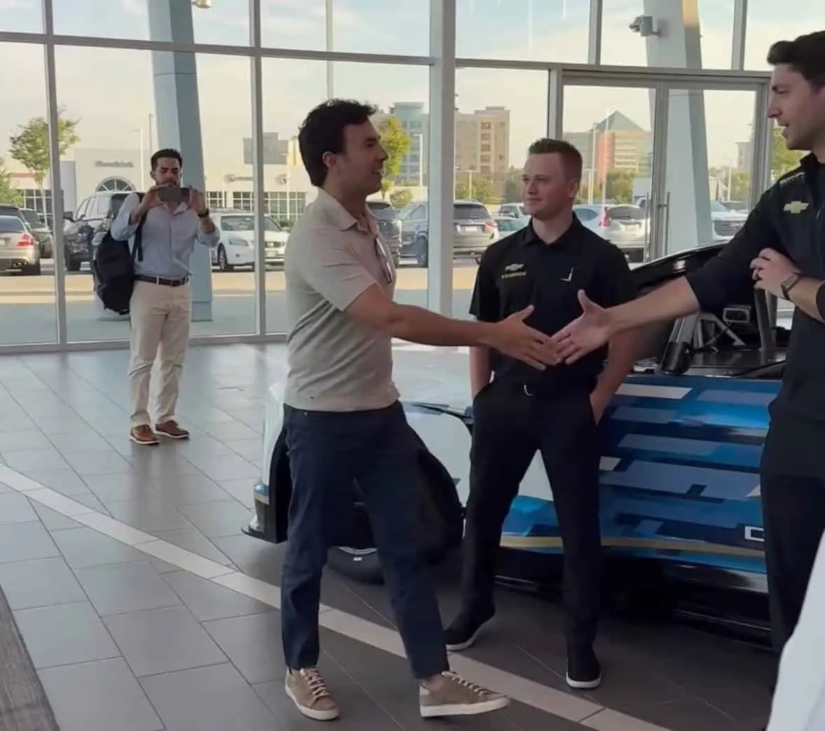 ´Checo´ Pérez reporta por primera vez en la fábrica de Cadillac