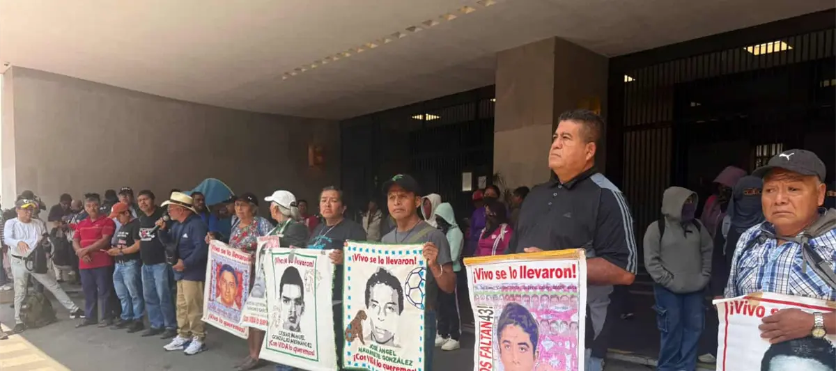 Normalistas de Ayotzinapa protestan frente a la SRE; realizan pintas