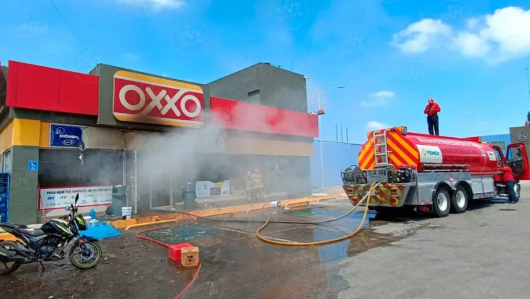 Incendian Oxxo en gasolinera de Anacleto Canabal