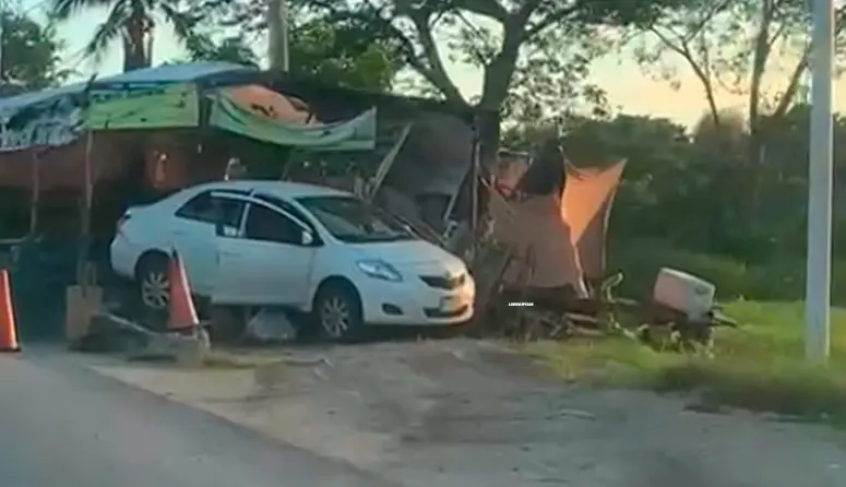 Automovilista pierde el control y se impacta contra puesto de frutas en la Villahermosa-Nacajuca