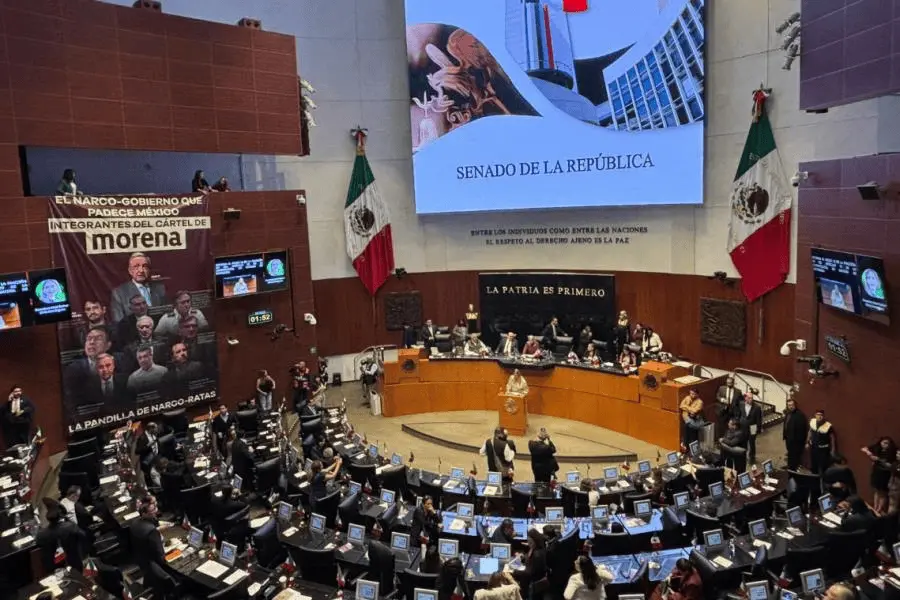 PRI cuelga manta del "Cártel de Morena" durante debate en el Senado