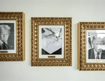 Trump cambia retrato de Biden en la Casa Blanca y pone imagen de una pluma automática