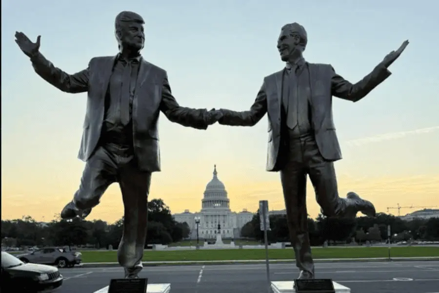 Colocan frente al Capitolio de EE. UU. estatua de Trump y Epstein