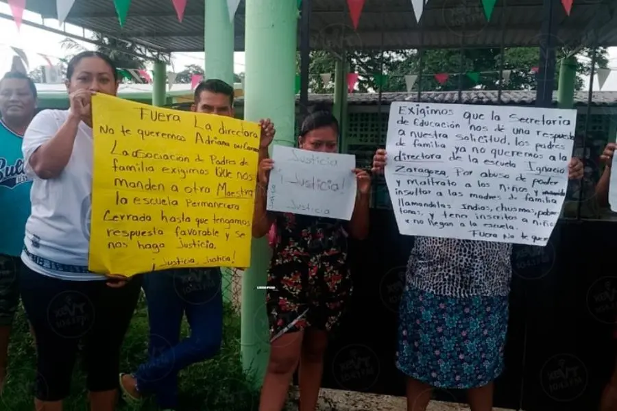 Cierran primaria para exigir destitución de directora por presunta discriminación en Macuspana