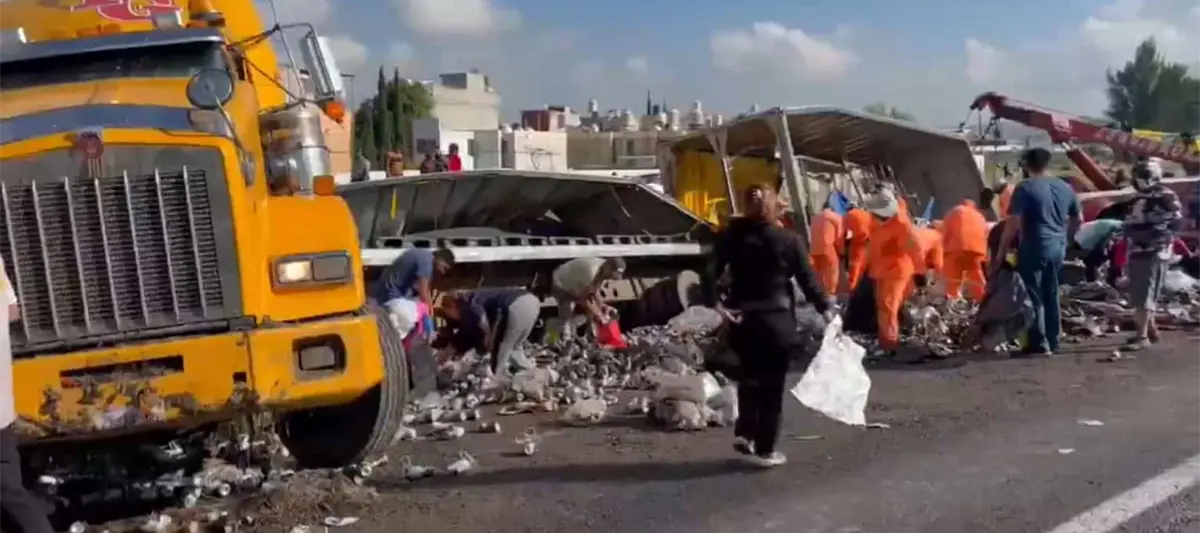Tráiler cargado con cervezas, vuelca y lo rapiñan en Edomex