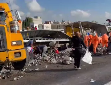 Tráiler cargado con cervezas, vuelca y lo rapiñan en Edomex