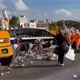 Intentan subir a grúa camioneta cargada con madera y se parte por la mitad en Nacajuca