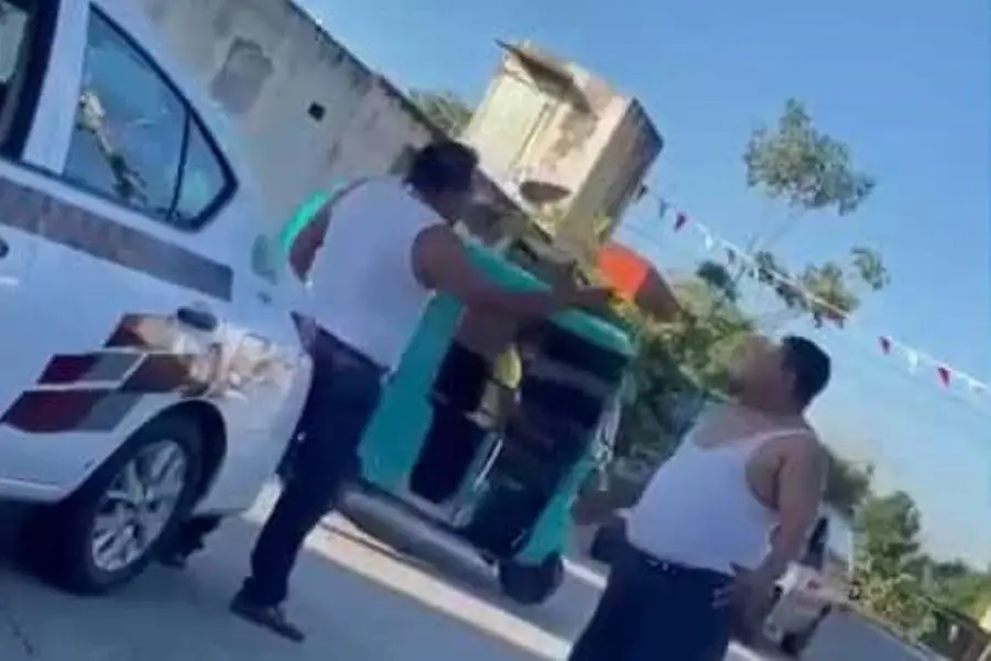 ¡Pelean por el pasaje! Exhiben a taxistas de Comalcalco discutiendo y hasta la camisa se quitan