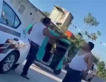 ¡Pelean por el pasaje! Exhiben a taxistas de Comalcalco discutiendo y hasta la camisa se quitan