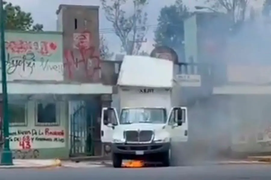 Queman camión en Campo Militar en protesta por los desaparecidos de Ayotzinapa