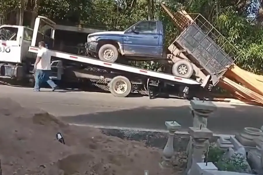 Intentan subir a grúa camioneta cargada con madera y se parte por la mitad en Nacajuca