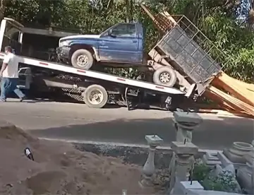 Intentan subir a grúa camioneta cargada con madera y se parte por la mitad en Nacajuca