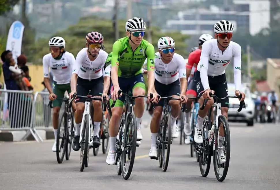 Isaac del Toro entrena junto a Pogacar previo a la próxima prueba del Mundial de Ciclismo