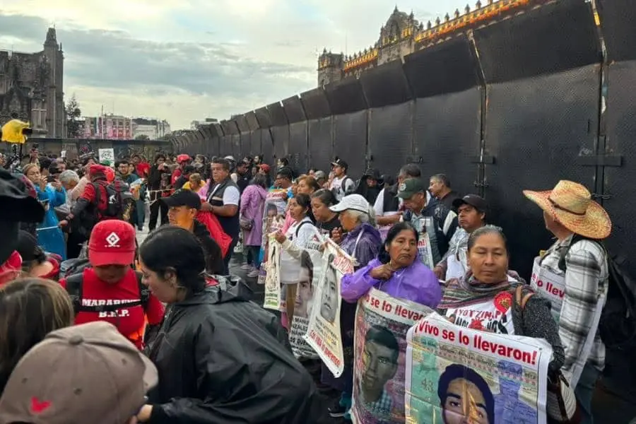 Se registran pintas y destrozos durante marcha por los 11 años de Ayotzinapa
