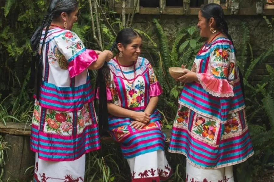 Gobierno de Oaxaca obliga a empleados a usar vestimenta indígena