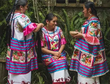 Gobierno de Oaxaca obliga a empleados a usar vestimenta indígena